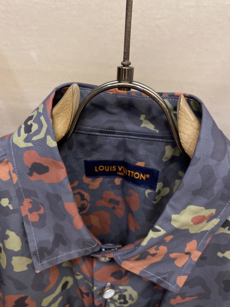 l0vis Vvtt0n shirt